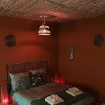 Sahara With Shared Bathroom In Centre *