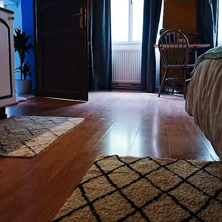 Sahara With Shared Bathroom In Centre *