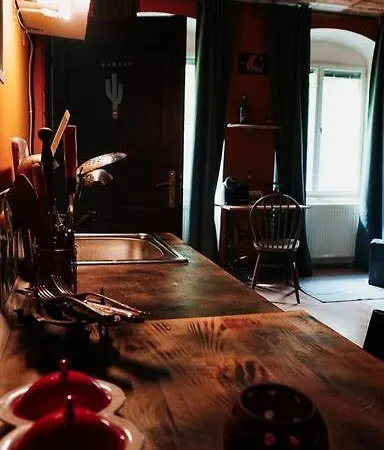 Sahara With Shared Bathroom In Centre