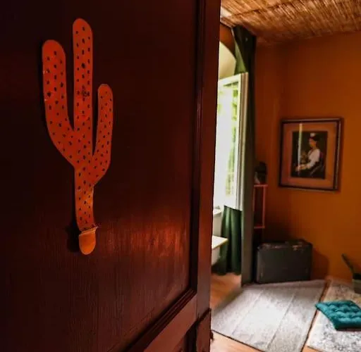 Sahara With Shared Bathroom In Centre *