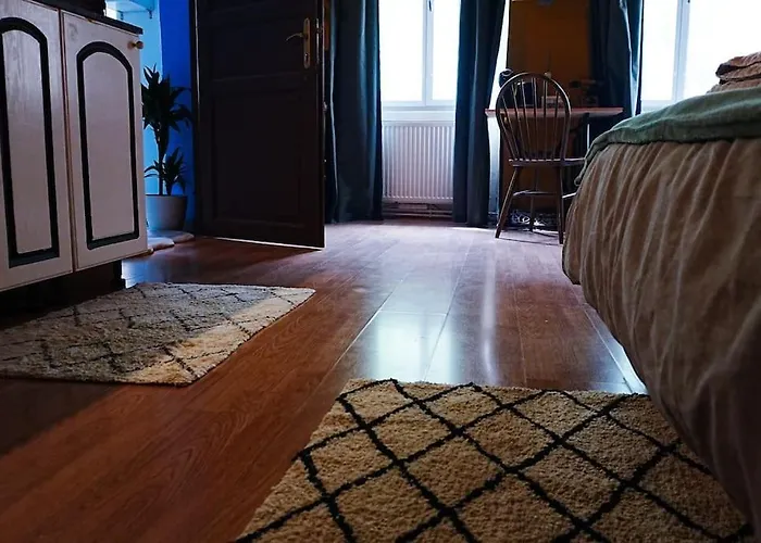 Sahara With Shared Bathroom In Centre *