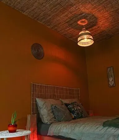 Sahara With Shared Bathroom In Centre *