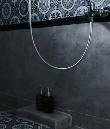 Sahara With Shared Bathroom In Centre *