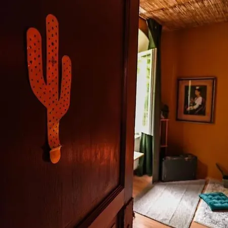 Sahara With Shared Bathroom In Centre *